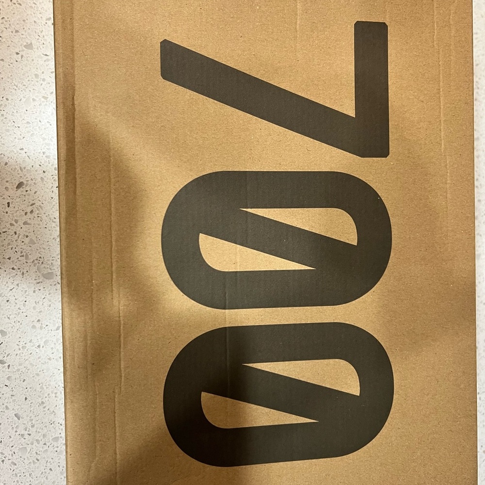 BRAND NEW Yeezy Boost 700 MVN - Picture 5 of 6